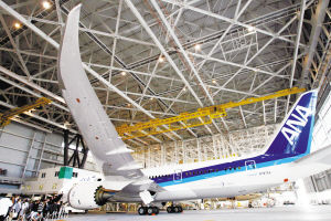隨著一架B787“夢想飛機(jī)”在日本東京羽田機(jī)場著陸，波音公司終于結(jié)束了其為期3年延遲交付的噩夢